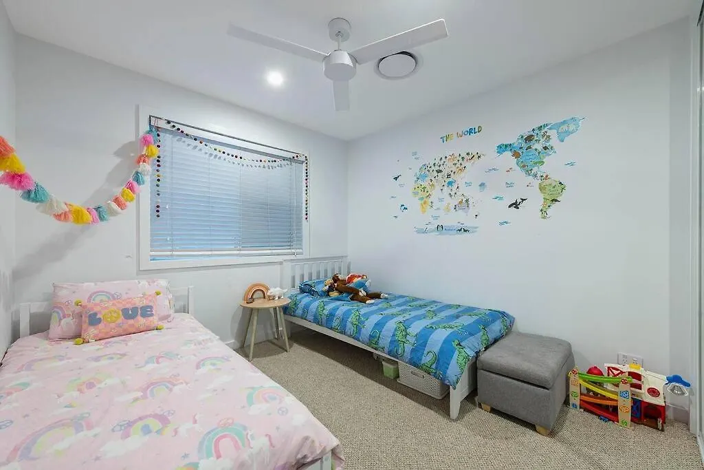 Luxe Modern 4 Bedroom Waterfront Home Gold Coast Holiday home