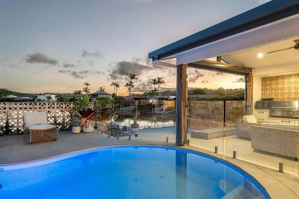 Luxe Modern 4 Bedroom Waterfront Home Gold Coast Holiday home