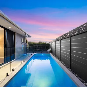 Charming Group Getaway - 9 Mins To Burleigh Holiday home