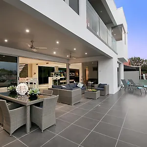 Waterfront Splendour Holiday home